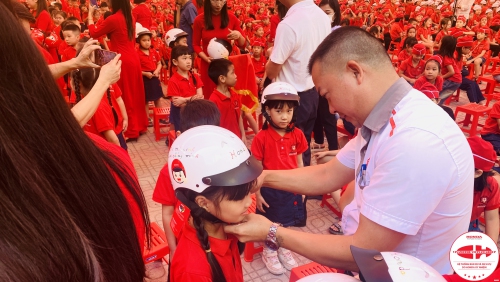 Trao tặng mũ cho các em học...